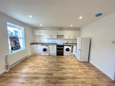 Newly Renovated 1 bed maisonette with PARKING - Photo 2