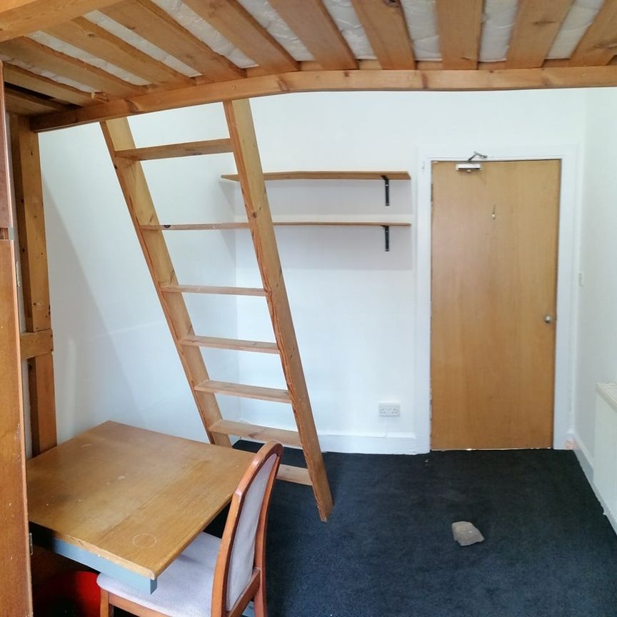 2 Bed Flat, East Preston Street, EH8 - Photo 1