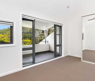 Enormous loft style townhouse in secluded location. - Photo 1