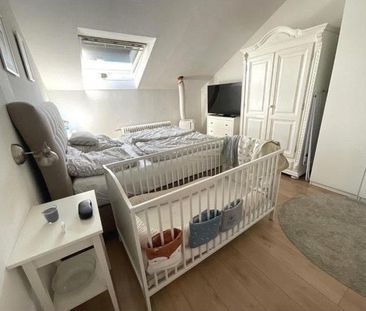 Charmante Dachgeschosswohnung in Duisburg- Balkon, Einbauküche - Photo 1