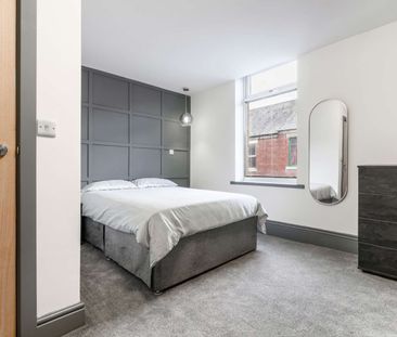 Beautifuly decorated 9 bed property. With communal living space and... - Photo 3