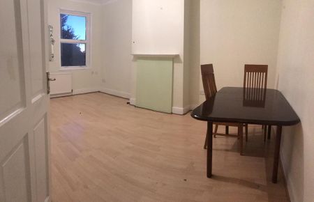 4 bedroom flat to rent - Photo 3