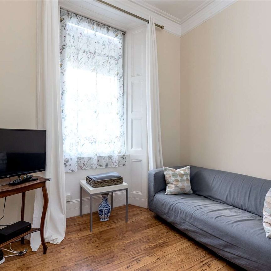 A spacious one bedroom apartment, available on a furnished basis in Tollcross. - Photo 1