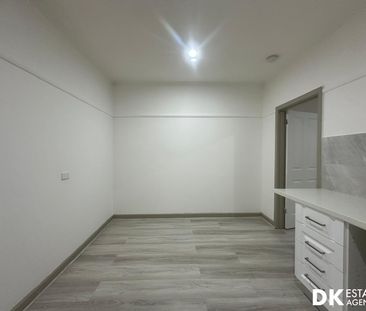 REAR Renovated Ultra-Modern 2 Bedrooms Home in Braybrook Location. - Photo 5