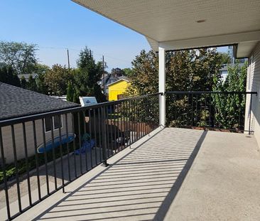 4bed + den 2bath Main Floor; Downtown – Now - Photo 2