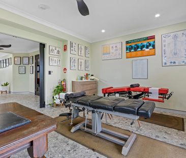 LUXURY FAMILY LIVING WITH POOL, LIFT & INDEPENDENT LIVING / PROFESSIONAL SUITE - Photo 3