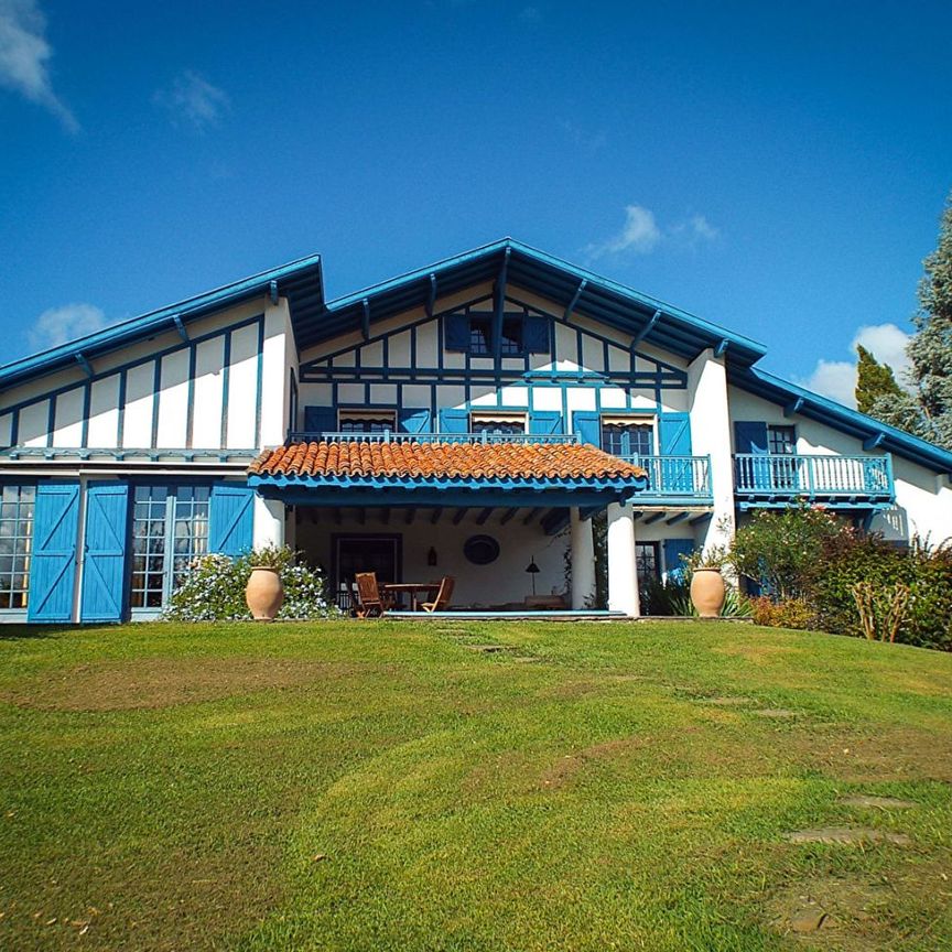 Maison à louer à proximité de Biarritz, sur parc arboré avec piscine, terrain de football et boulodrome. - Photo 1