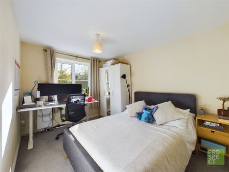 2 bedroom Flat in Kingswood Close, Camberley - Photo 3