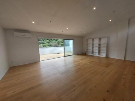 Modern Family Home - Photo 2