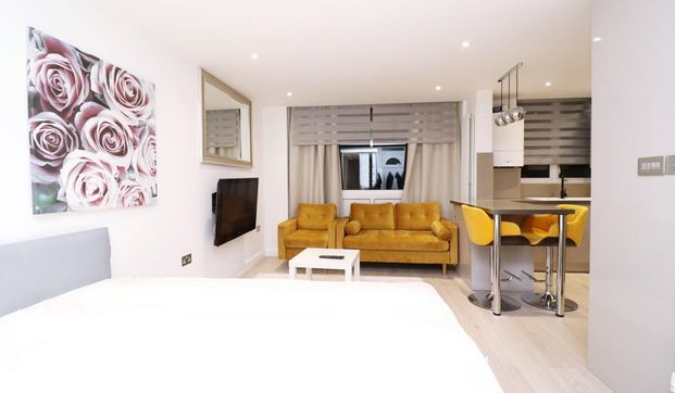 Gardner Close, Wanstead, London E11 - Photo 1