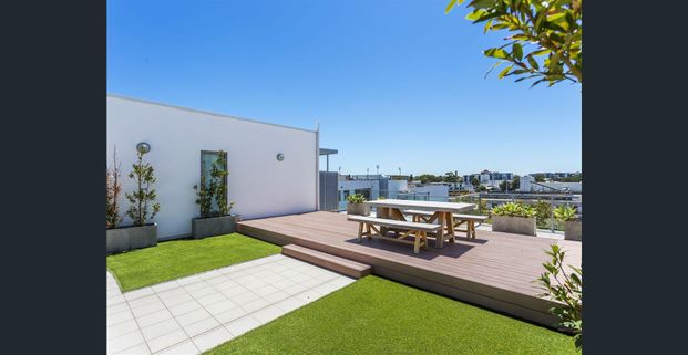 SPACIOUS FURNISHED ONE BEDROOM APARTMENT ON BROWN ST - Photo 1