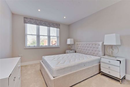 An immaculate first floor flat situated in an exclusive gated development, close to a range of amenities including Hampton Court station. - Photo 3