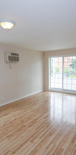 Condo, 5 1/2 Saint-Hubert, libre 1er mars 2026, Électricité inclu, Air climatisé - Photo 1