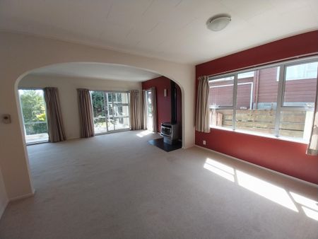 Large Sunny Karori Home For Rent - Photo 2