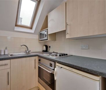 A spacious one bedroom apartment in the centre of town. - Photo 4