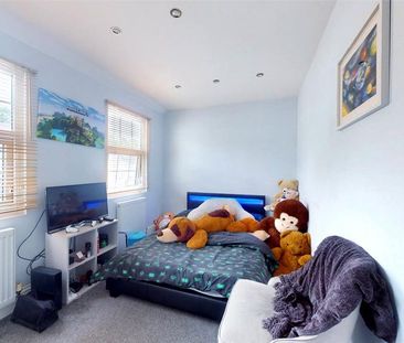 5 bedroom end of terrace house to rent - Photo 3