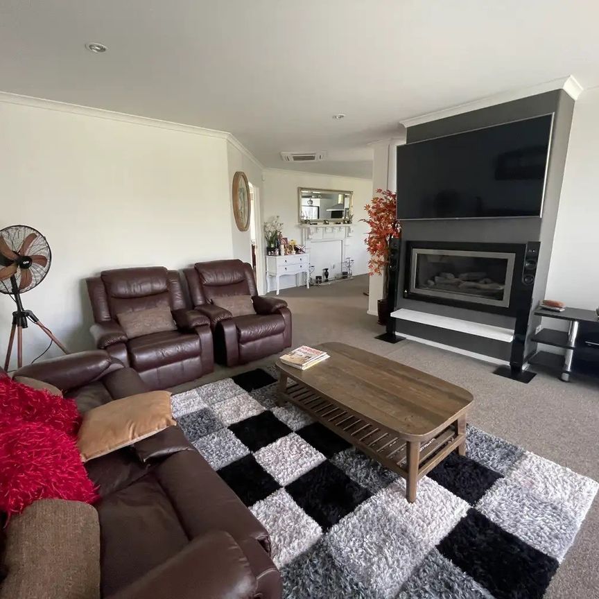 16 Edgeview Crescent - Photo 1