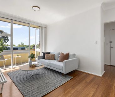 Spacious Sunny Living! - Photo 4