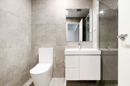 Near new, 2 bedroom apartment available - Photo 3