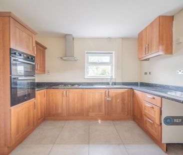 3 bedroom semi-detached house to rent - Photo 5