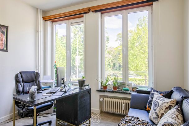 Ruim appartement met 2 slaapkamers en terras, zicht op het stadspark - Photo 1