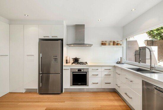CHARMING TWO BEDROOM HOME WITH LARGE GARDEN IN CENTRAL LOCATION. - Photo 1