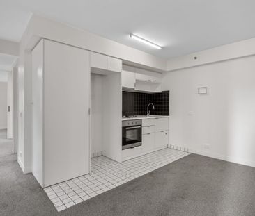 Walk to Class! Modern 1-Bedroom Apartment Opposite RMIT - Photo 1