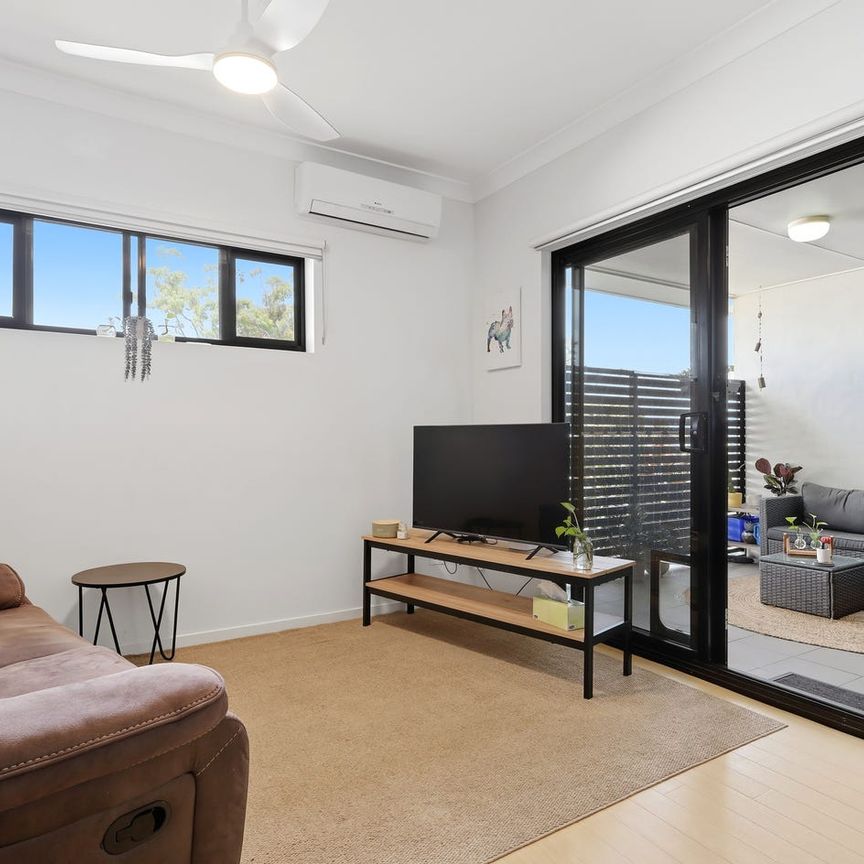 Fully Furnished 1 Bedroom Apartment Walking Distance to Train! - Photo 1