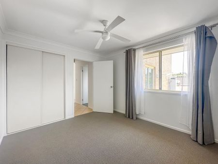 Spacious Family Home - Photo 3