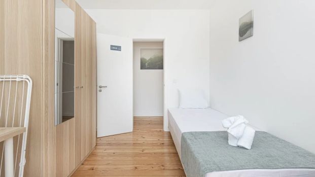 Room in a shared 7-bedroom apartment for rent in Lisbon - Photo 1