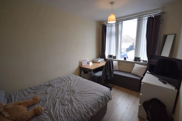 To Rent Bryant Road, Wallisdown, Poole, BH12 £2,850 pcm Tenancy Info - Photo 1