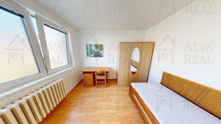 Dlouhodobý pronájem bytu v RD 2+1 CP 50,7 m, neprůchozí pokoje, šatna, prádelna. - Fotografie 4
