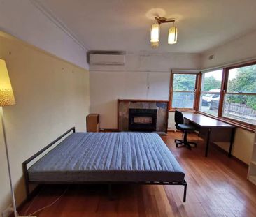 Spacious Fully Furnished 4 bedroom Home in a Prime Location - Photo 1