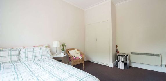 A fantastically located studio flat with shared bathroom facilities. The property has its own kitchenette. - Photo 2