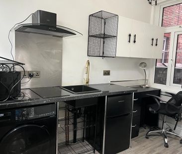 Studio Flat, Victoria Park, M14 - Photo 2