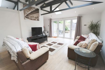 4 Bedroom Home – Medium Let - Photo 5