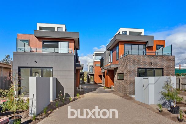 LUXURY BEACHSIDE TOWNHOUSE - Photo 1