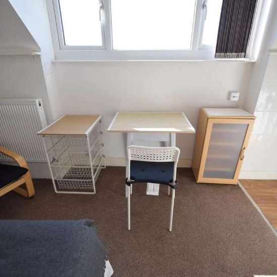 Students - Huge Rooms Available! York Road, Southend On Sea, SS1 - Photo 1