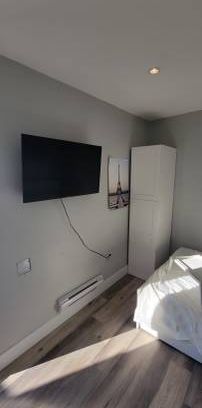 Fully Furnished Studio 1 washroom for rent available April 1 - Photo 1