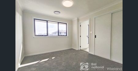 Park front 4-bedroom family home in the Heart of Colebee - Walk to Shops - Photo 3