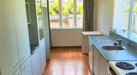 Warm & Welcoming 3-Bedroom Family Home in Beerescourt - Photo 3