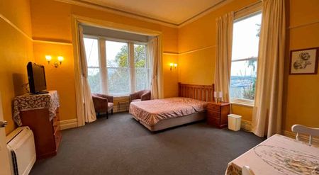 Spacious Fully Furnished Self Contained Apartment - Photo 2