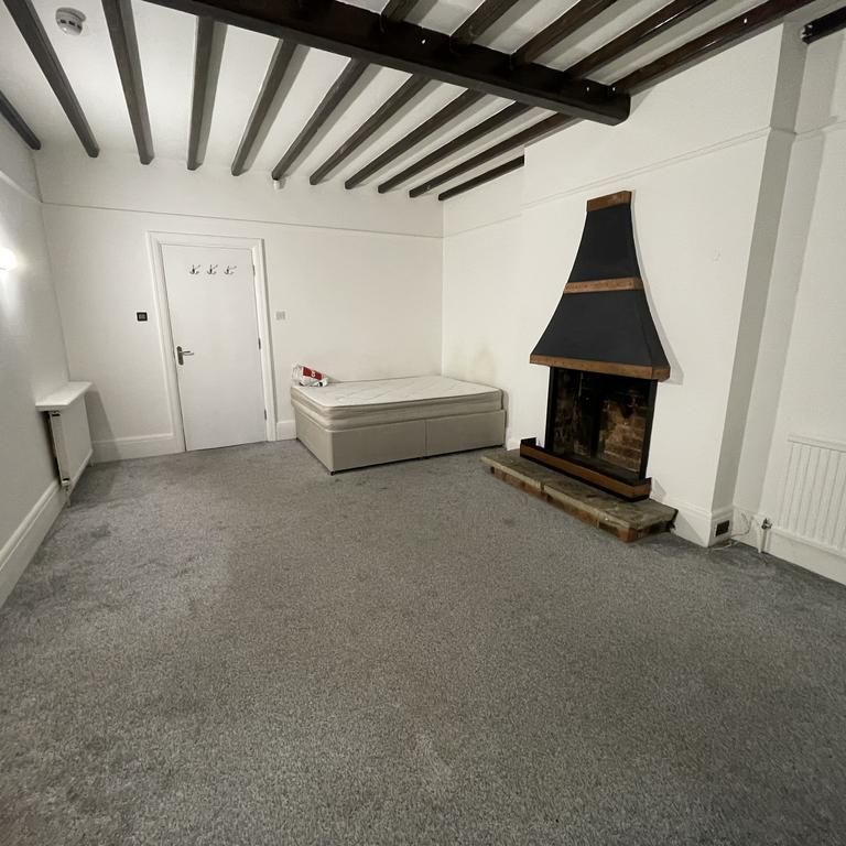 1 bedroom in a house share to rent - Photo 2