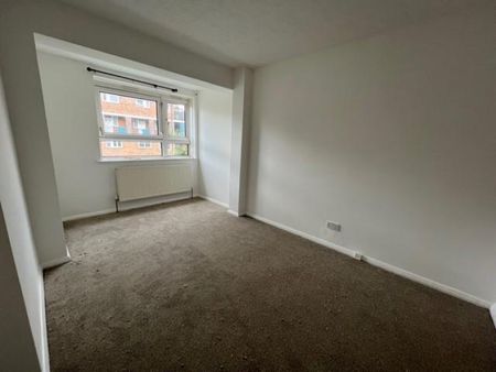 3 bedroom Flat To Let - Photo 5