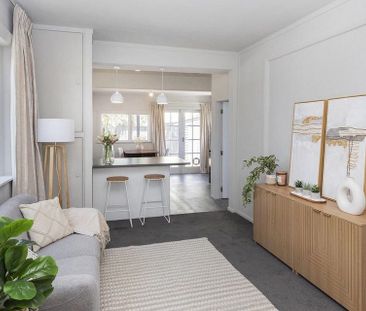 Charming 3 Bedroom House - Photo 1