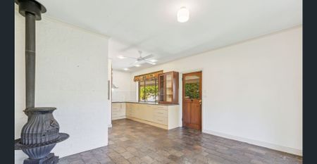 Family residence in leafy setting - Photo 2