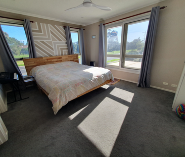 9 Centenary Avenue, Melton, VIC - Photo 2