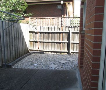 Quality, low maintenance townhouse ! - Photo 2