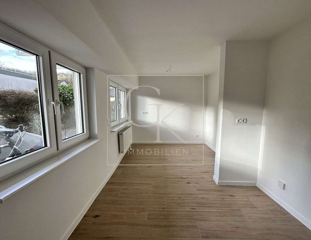 Erstbezug nach Modernisierung von geräumiger Souterrain-Wohnung (2 ZKDB) mit Terrasse und Stellplatz - Photo 1