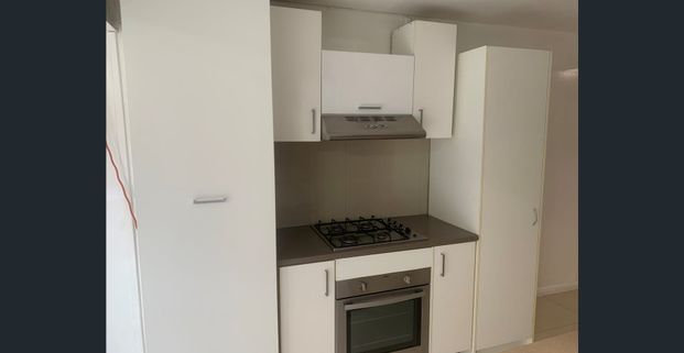 Spacious Studio Granny Flat with Office Space and All-Inclusive Utilities - Photo 1